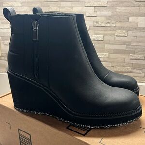 Toms Raven Water Resistant Wedge Heel Boot Size 8 M
